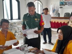 Babinsa Dampingi Pendistribusian Bantuan Beras Di Desa Srijaya