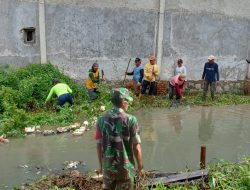 Melalui Pembersihan Kali Babinsa Bangun Semangat Gotong Royong