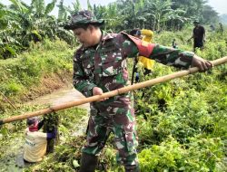 Babinsa Targetkan Pembersihan Rumput Liar Di Tanggul Desa Mekarjaya
