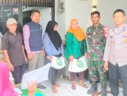 Pastikan Jatuh Ke Keluarga Penerima Manfaat Babinsa Dampingi Pendistribusian Bantuan Beras