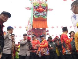 Lestarikan Budaya, Kapolda Riau Ikut Gotong Replika Tongkang di Bagansiapiapi