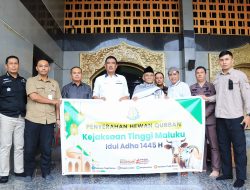 Kajati Maluku Serahkan Hewan Qurban di Masjid Raya Al Fatah Ambon