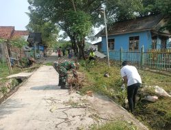 Babinsa Pimpin Kegiatan Pembersihan Lingkungan dan Penebangan Pohon