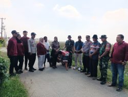 Danramil Bersama Muspika Kecamatan Pebayuran Dampingi Penyerahan Bantuan Traktor Alat Pertanian