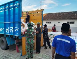 Terkait Lonjakan Harga Jelang Lebaran Idul Adha 1445 Hijriyah, Babinsa Terjun Dampingi Pendistribusian Bantuan Beras