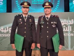 Kapolri Beri Dua Anggotanya Pin Emas Atas Prestasi Saat Pendidikan di UEA