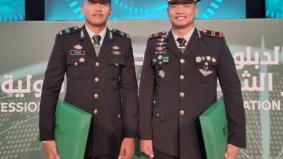 Kapolri Beri Dua Anggotanya Pin Emas Atas Prestasi Saat Pendidikan di UEA