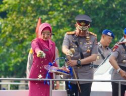 Jelang Peringatan Hari Bhayangkara Ke-78, Polda Riau Gelar Upacara Tabur Bunga di Sungai Siak