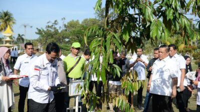 SF Hariyanto Secara Simbolis Menanam 70 Bibit Durian Musang King di Kompleks Rumah Dinas Gubernur Riau