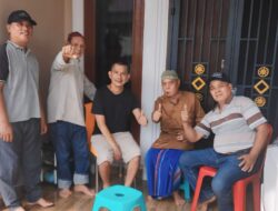 Jumat Barokah, Ketua Pewarta Berbagi Beras kepada Warga