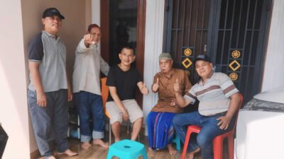 Jumat Barokah, Ketua Pewarta Berbagi Beras kepada Warga