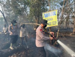 Kapolres Pelalawan Pimpin Langsung Pemadaman dan Pendinginan Karhutla di Desa Kuala Terusan 