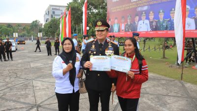 Serahkan Penghargaan di HUT Bhayangkara Ke-78, Pj Gubernur Riau: Mari Bersama Kita Dukung Polri