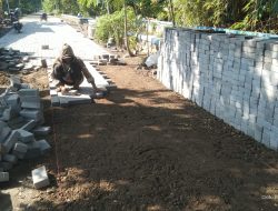 Hutama Karya Perbaiki Jalan dan Salurkan Sembako Untuk Sejumlah Desa Dekat Proyek di Jawa Tengah