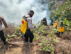 Pantang Pulang Sebelum Api Padam, Polres Rohul Berjibaku Menjinakkan Lahan Terbakar di Rokan IV Koto