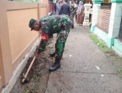 Berkomitmen Kepada Masyarakat, Babinsa Koramil 11 Pebayuran Bantu Warga Bersihkan Got Saluran Air