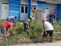 Hadir Di Tengah Masyarakat Babinsa Koramil 01 Tambun Kerja Bakti Bersama Warga Membersihkan Saluran Air