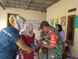 Langkah Atasi Stunting: Babinsa Koramil 11 Pebayuran Beri Pendampingan Posyandu dan Pemberian Vitamin A