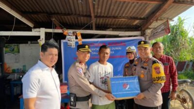 Hari Lalu Lintas Bhayangkara ke-69, Polres Dumai Beri Bantuan Masyarakat Kurang Mampu