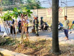 TNI Peduli Lingkungan, Babinsa dan Warga Bersihkan Taman dan Saluran Air di Perumahan Graha Kalimas 2