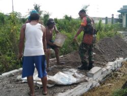 Selalu Dekat Dengan Masyarakat Babinsa Terjun Dalam Kegiatan Perbaikan Jalan Makam