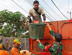 Bangun Kesadaran Masyarakat Babinsa Dengan Dinas LH Bersihkan Sampah di Desa Satria Mekar