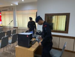 Subsatgas Jibom Satuan Brimob Polda Riau Sterilisasi Kantor KPU Riau