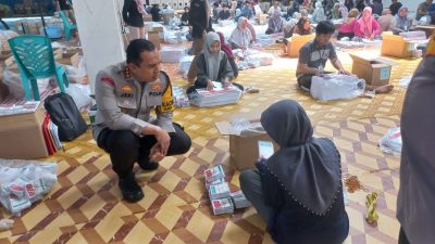 Kaposko OMP Polda Riau dan Kapolresta Pekanbaru Tinjau Proses Pelipatan Surat Suara Pilkada 2024 di Gudang Logistik KPU Kota Pekanbaru