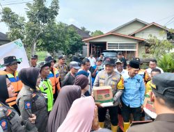 Kapolres Rohil Salurkan Sembako ke Masyarakat Terdampak Banjir