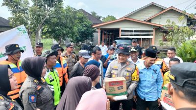 Kapolres Rohil Salurkan Sembako ke Masyarakat Terdampak Banjir