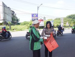Satgas Preemtif dan Ban Ops Sosialisasikan Tertib Berkendara Sambil Bagikan Makanan Jum’at Berkah