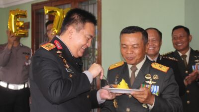 HUT ke 79 TNI, Irjen Pol Mohammad Iqbal Beri Kejutan kepada Brigjen TNI Sugiyono 