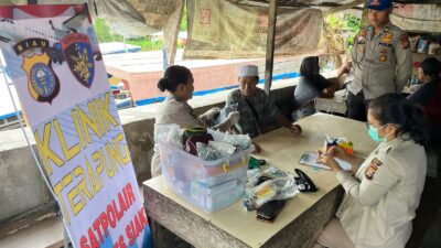 Berikan Pelayanan Kesehatan Gratis Melalui Klinik Terapung, Satpolairud Polres Siak Sampaikan Pesan Pilkada Damai