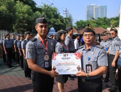 Pegawai Berprestasi, Atlet Kempo Perwakilan Rutan Bangil Hadiri Apel Pagi Pemberian Penghargaan Kempo di Kanwil Kemenkumham Jatim