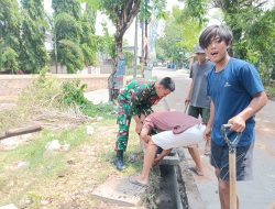 Babinsa Koramil 01 Tambun Bantu Warga Desa Mekarsari Jaga Kebersihan Saluran Air