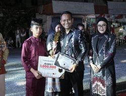 Dalam Rangka Peringatan Hari Jadi Kabupaten Kuansing ke-25, Kapolres Kuansing Hadiri Car Free Night Batik Kuansing Carnaval 