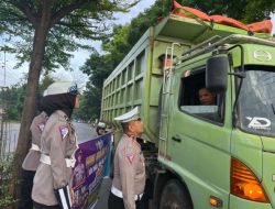 Satlantas Polres Kuansing Bagikan Brosur dan Sosialisasikan Lomba Konten Video “Riau Adalah Kita” 