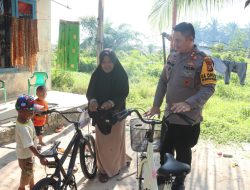 Kapolres Pelalawan Wujudkan Impian Keluarga Kurang Mampu Memiliki Sepeda