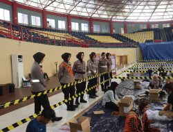 Aksi Polwan Pelalawan  Lakukan Pemeriksaan Ketat Petugas Pelipatan Surat Suara Pemilu 2024