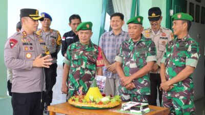 Kunjungi Koramil 09 Langgam, Kapolres Pelalawan Beri Kejutan dan Kado Istimewa di Hari Ulang Tahun TNI ke-79