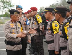 Wakapolda Riau Pimpin Upacara Pemberangkatan Personil Pengamanan TPS Pilkada di Kabupaten Siak