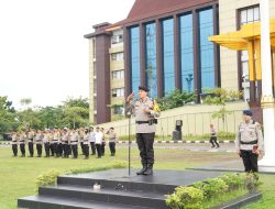 Kapolda Riau Pimpin Apel Pengecekan Personel dan Pergeseran Pasukan BKO Pengamanan TPS