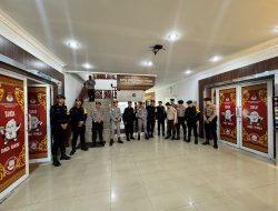 Personil Subsatgas SAR Brimobda Riau Cooling System Kepada Masyarakat di Jalan Jenderal Sudirman