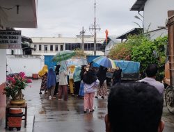 Protes Tolak Outsourcing Emak – Emak Gruduk PT Damai Abadi