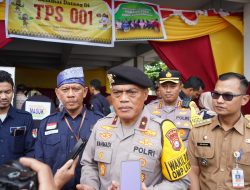 Gerimis Tak Surutkan Semangat Wakapolda Tinjau Sejumlah TPS di Kota Pekanbaru