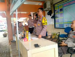 Dalam Rangka OMP LK 2024, Kapolres Kuansing Lakukan Pengecekan Personel Pengamanan Kantor Bawaslu 