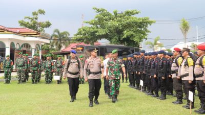 Kapolres Pelalawan Pimpin Upacara Pemberangkatan Personil Pengamanan TPS Pilkada 2024 