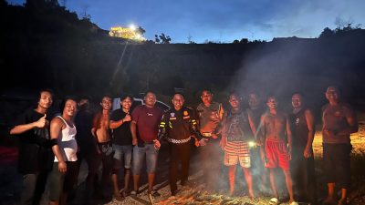 Tunjukkan Kepedulian, Kasat Lantas Polres Kampar dan Bhabinkamtibmas Bakar Ikan Bareng Sopir di XIII Koto Kampar