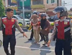 Respon Cepat, Personel Sat Samapta Polres Dumai Beri Pertolongan Korban Laka di Jalan Jenderal Sudirman