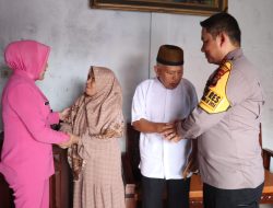 Jalin Silaturahmi, Kapolres Beserta Ketua Bhayangkari Cabang Pelalawan Kunjungi Purnawirawan Polri dan Masyarakat Kurang Mampu